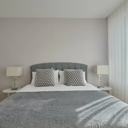 Luxury Apartment In The Most Privileged Lisbon-3